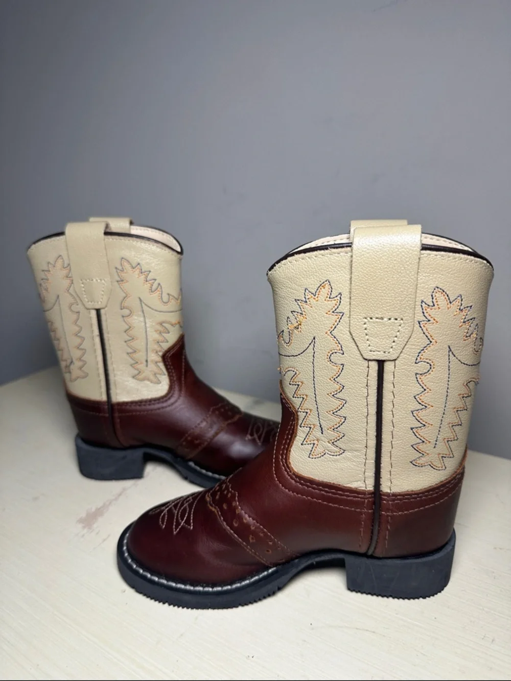 Cody James Old West Two-Tone Cowboy Boot Detail in Cream and Brown